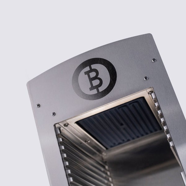 Detailansicht eines Beefer Oberhitzegrills aus Edelstahl mit Einschubebenen und Beefer Logo.