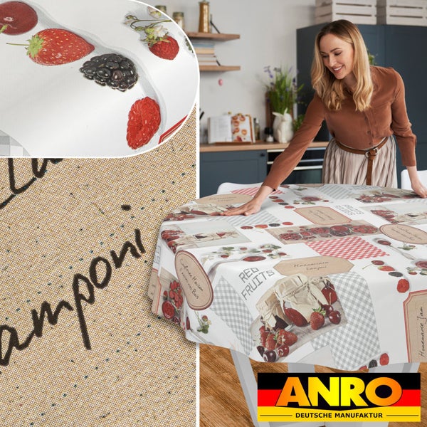 Helle Küche mit Frau, die eine runde Tischdecke mit Beeren-Motiv auflegt. Inklusive Detailansichten der Struktur. ANRO Deutsche Manufaktur Logo.