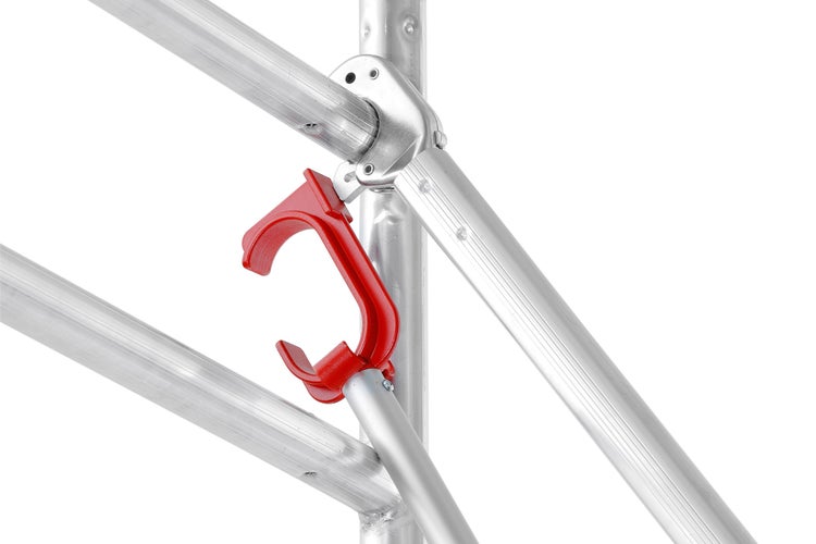 Detailansicht eines Gerüsts mit einem roten Gerüsthaken