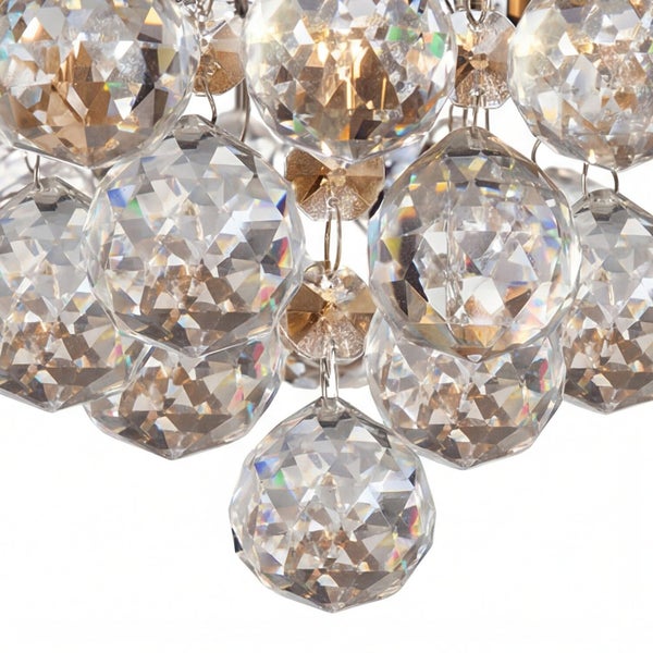 Detailaufnahme einer Kristall-Hängeleuchte