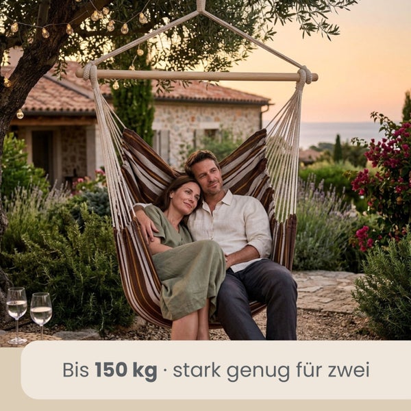 Gestreifter Hängesessel im Garten mit zwei Personen, belastbar bis 150 Kilogramm.
