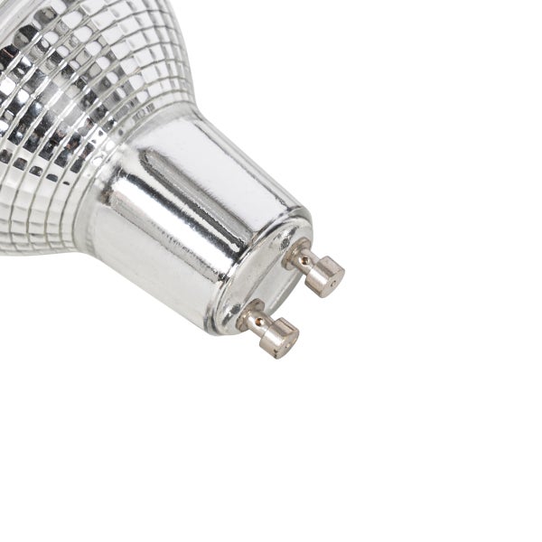 Nahaufnahme eines LED-Leuchtmittels mit GU10-Sockel und zwei Metallstiften.