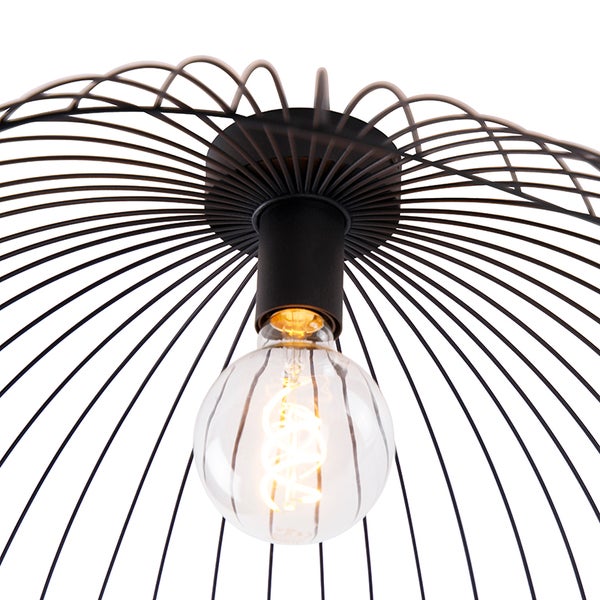 Nahaufnahme einer Pendelleuchte mit schwarzem Metallgestell und einer klaren Glühbirne.