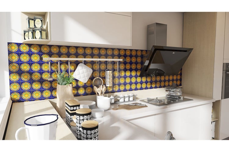 Küchenszene mit Fliesen, Arbeitsflächen und Küchenutensilien