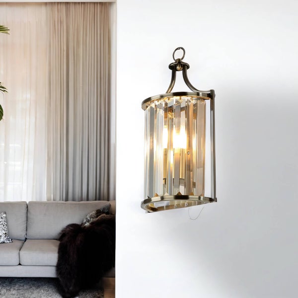 Wandleuchte mit Lampenschirm aus Kristallglas im Wohnzimmer