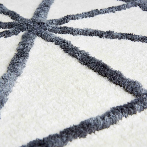 Detailansicht eines Teppichs mit geometrischem Muster