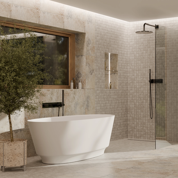 Modernes Badezimmer mit freistehender weißer Badewanne, schwarzer Armatur, begehbarer Dusche mit Glastrennwand und gemusterten Wandfliesen.