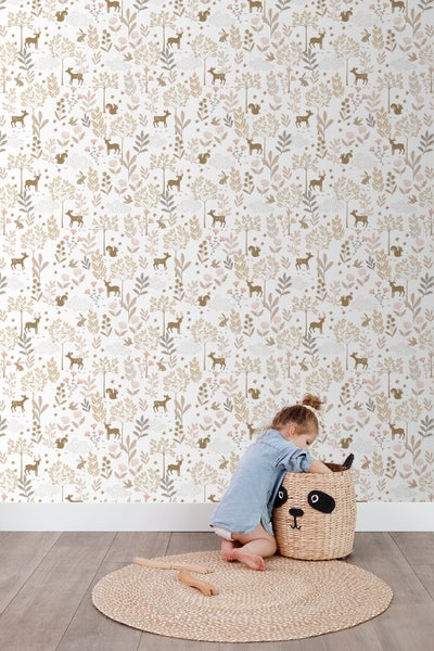 Kinderzimmer mit Mustertapete, rundem Teppich und Kind