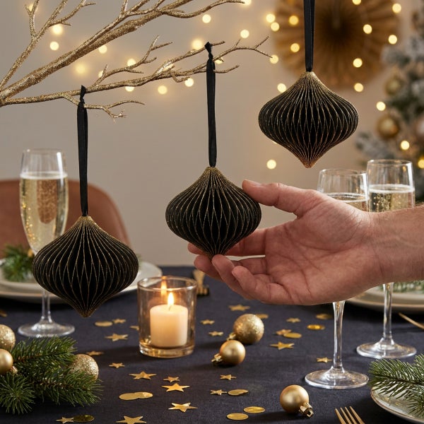 Drei hängende Waben Weihnachtsanhänger in Zwiebelform als Tischdekoration für Weihnachten