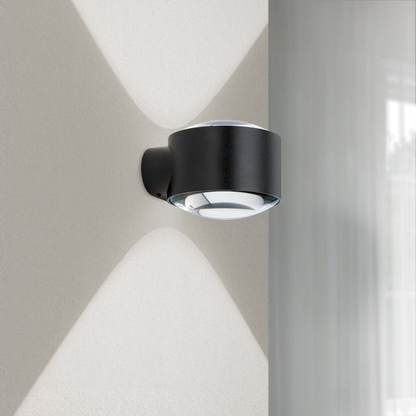 Schwarze Wandleuchte in modernem Design mit Lichtkegeln nach oben und unten.