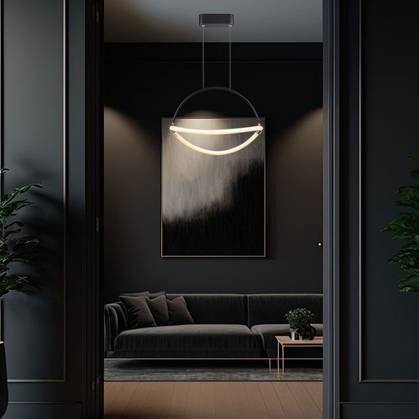 Moderne Wohnzimmeransicht mit kreisförmiger LED-Pendelleuchte über einem Sofa