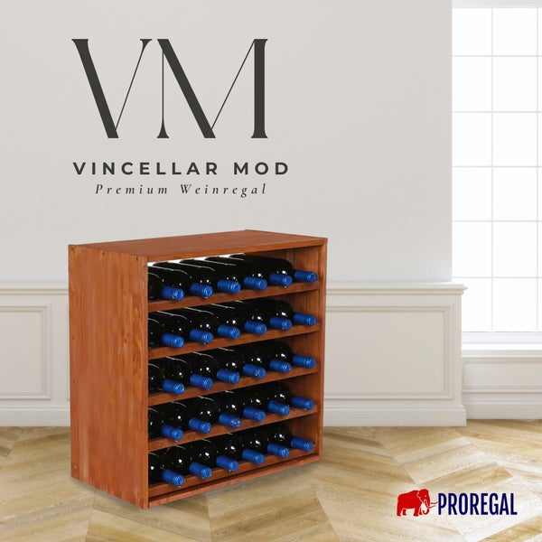 Weinregal aus Holz für dreißig Flaschen in einem hellen Raum mit Parkettboden. VM Vincellar Mod Logo und Proregal Logo.
