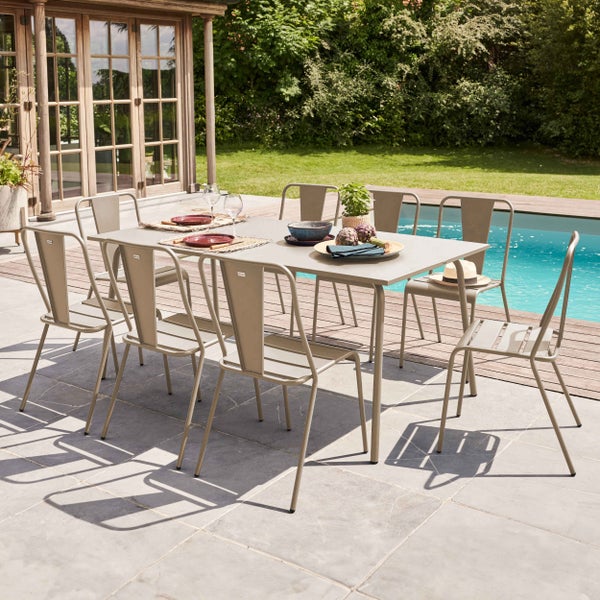 Moderne Garten-Essgruppe aus Metall mit rechteckigem Tisch und acht Stühlen auf einer Steinterrasse neben einem Pool in einem hellen Garten.