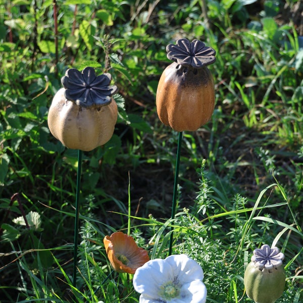 Dekorative Gartenstecker mit Mohnblumenmotiven im Garten