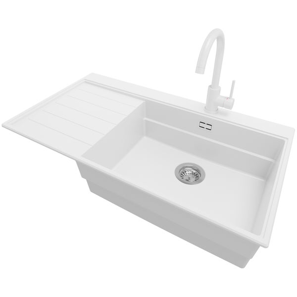 Küchenspüle mit Abtropffläche, Schneidebrett und Armatur in einer hellen Küche