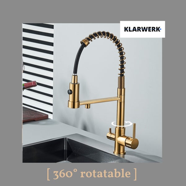Goldfarbene Küchenarmatur mit hohem Bogenauslauf, Spiralfeder und um 360 Grad schwenkbarem Auslauf. Klarwerk Logo.