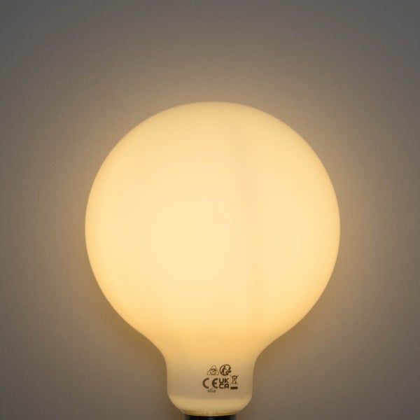 Leuchtendes mattiertes LED-Globus-Leuchtmittel mit Kennzeichnungen für europäische und britische Konformität.