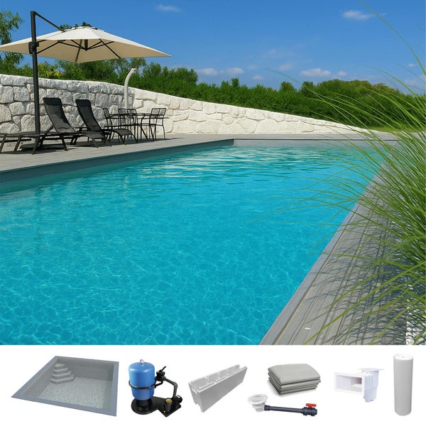 Heller Garten mit rechteckigem Pool, grauer Terrasse und Sonnenschirm. Darunter Pool-Set Bauteile wie Sandfilteranlage, Skimmer und Styroporsteine.