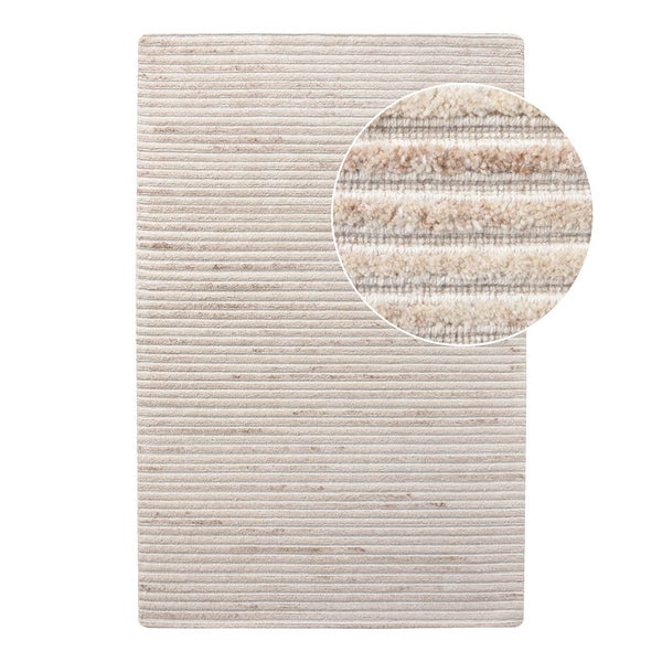 Gelbe Spinde mit einer Bank und einer Eingangsmatte mit Wellenmuster.