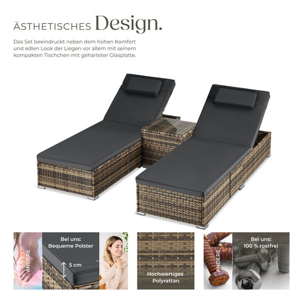 Polyrattan Gartenliegen-Set mit zwei Liegen, 5 Zentimeter Polsterauflagen, Kopfkissen und Beistelltisch mit Glasplatte. 100 Prozent rostfrei.