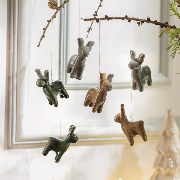 Set aus hängenden Keramik Rentier Anhängern als Weihnachtsbaumschmuck zur Dekoration