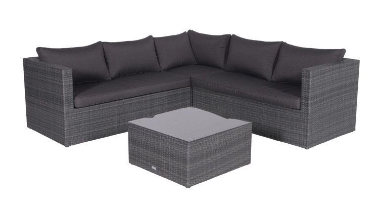 Graues Eck-Lounge-Set aus Polyrattan-Geflecht mit Sitz- und Rückenkissen sowie quadratischem Couchtisch mit Glasplatte.
