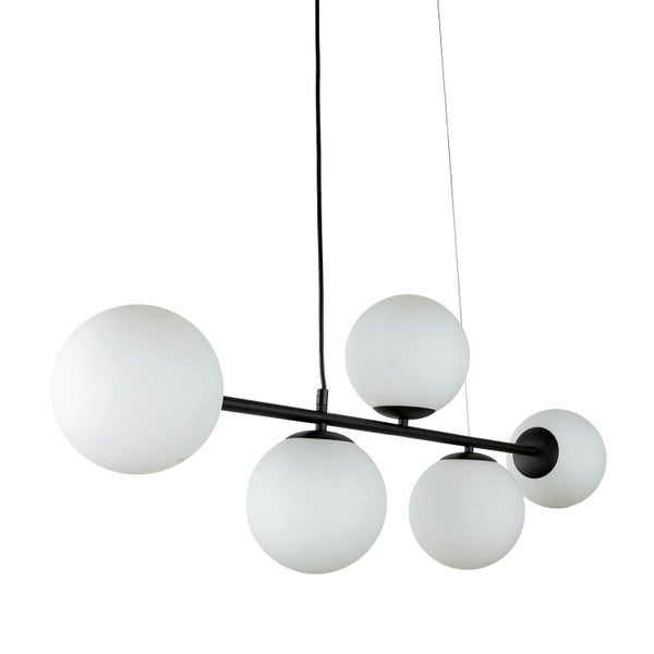 Hängeleuchte mit fünf runden, weissen Lampenschirmen an einer schwarzen Stange