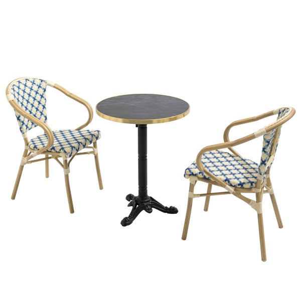 Bistro-Set bestehend aus einem runden Tisch mit dunkler Platte und zwei Stühlen mit blau-weißem Geflecht.