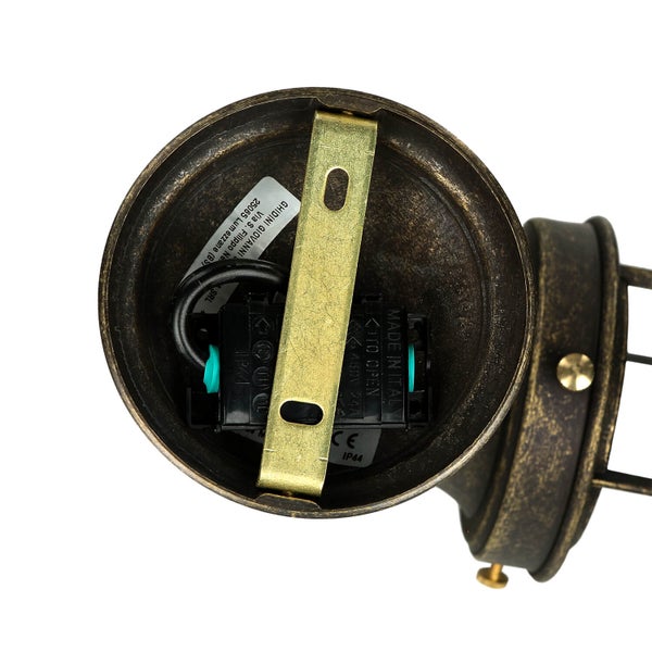 Innenansicht einer Wandleuchte mit goldenem Befestigungsbügel