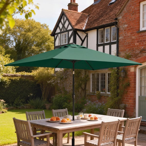 Neigbarer rechteckiger Sonnenschirm in Dunkelgrün auf einer Terrasse mit grauen Gartenmöbeln und Detailansicht des Kippgelenks.