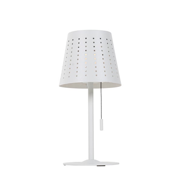 Weiße Tischleuchte aus Metall mit gelochtem Lampenschirm und Zugschalter.
