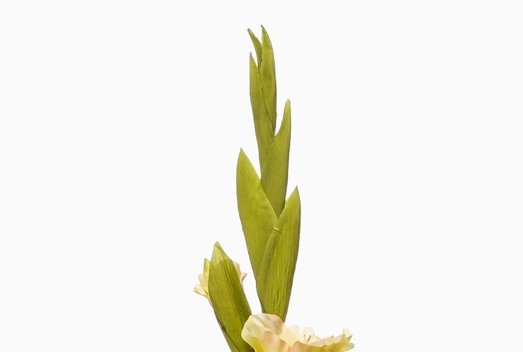 Künstliche Gladiole mit gelben Blüten und grünen Knospen aus Textilmaterial.