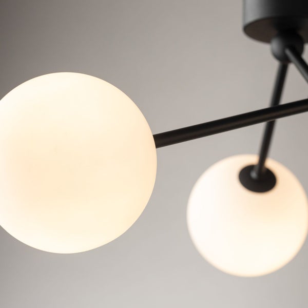 Deckenleuchte mit mehreren Leuchtkörpern