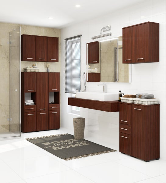 Badezimmer mit Waschtisch, Spiegelschrank und Hochschrank in Holzausführung