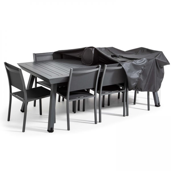 Schutzhülle aus wetterfestem Gewebe für eine Gartenmöbel-Sitzgruppe aus einem Tisch und Stühlen mit Netzbespannung.