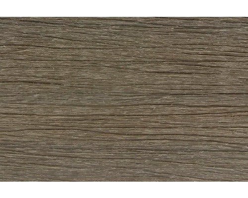 Nahaufnahme der feinen Holzmaserung einer Terrassendiele oder Fassadenverkleidung.