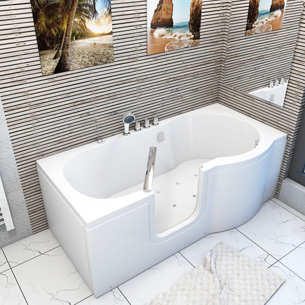 Barrierefreie Badewanne mit Einstiegstür und Hydromassagefunktion in hellem Badezimmer