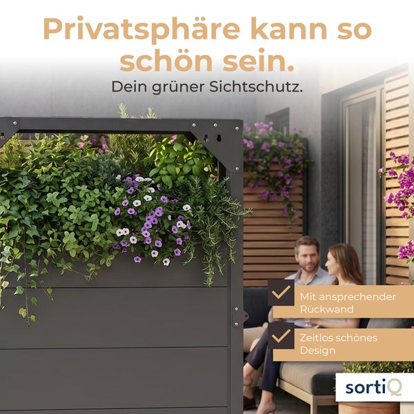 Ein vertikaler Pflanzkübel als moderner Sichtschutz auf einer Terrasse mit einem Paar im Hintergrund und Sortiq Logo.