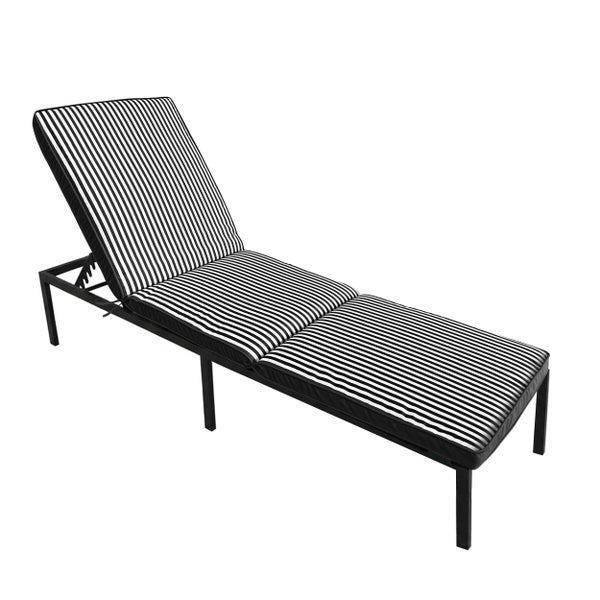 Sonnenliege mit schwarz-weiß gestreifter Auflage und verstellbarem Rückenteil auf schwarzem Metallgestell.