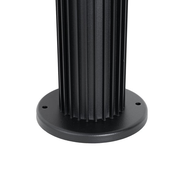 Schwarzer Sockel einer Außenleuchte mit geriffeltem Mast und runder Bodenplatte zur Bodenmontage.