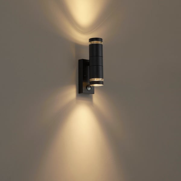 Schwarze zylindrische Außenwandleuchte mit Bewegungsmelder, Lichtstrahl nach oben und nach unten.