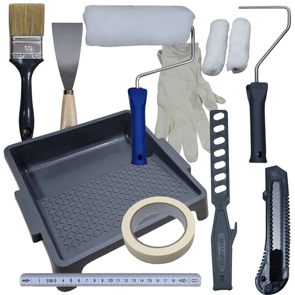 Maler-Set bestehend aus Farbwanne, Farbrollern, Flachpinsel, Spachtel, Handschuh, Kreppband, Rührstab, Cuttermesser und Gliedmaßstab.
