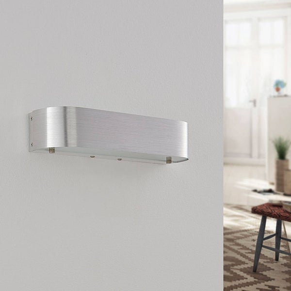 Wandleuchte aus Metall im Wohnraum