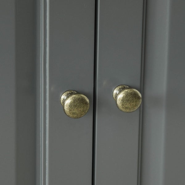 Badezimmer mit Waschbecken, Unterschrank und Armatur