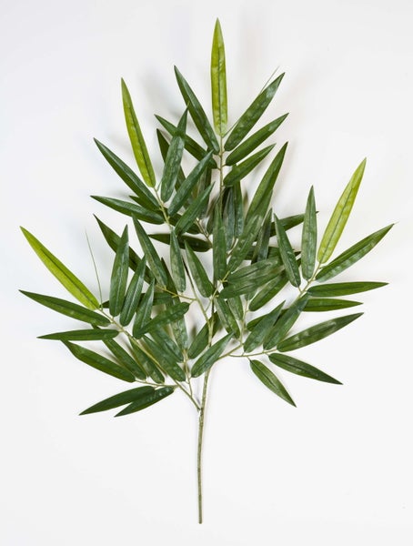 Künstlicher Bambuszweig mit schmalen, spitzen grünen Blättern.