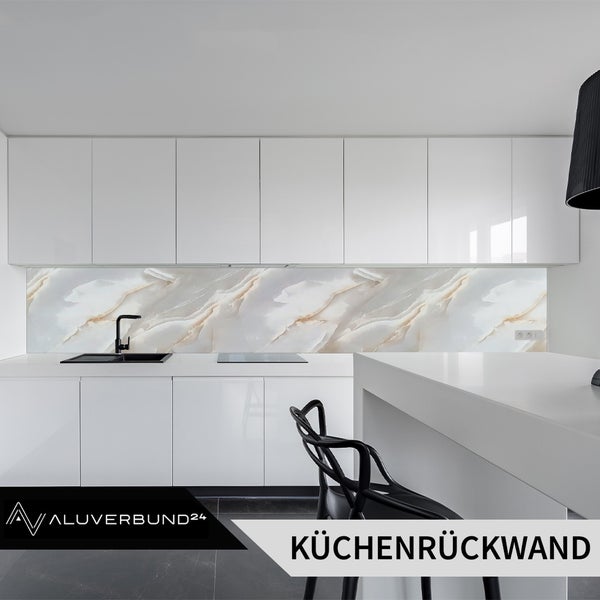 Küchenrückwand aus Aluminiumverbundplatte mit Marmoroptik in einer modernen, hellen Küche.