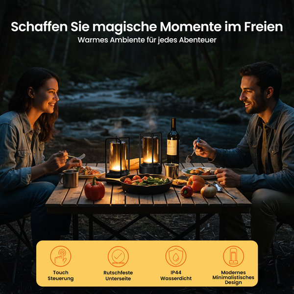 Szene mit zwei Personen, die im Freien an einem Tisch sitzen, beleuchtet durch zwei Laternen. Das Design ist modern und minimalistisch. Die Laternen sind wasserdicht gemäß IP44 und verfügen über eine Touch Steuerung. Die Unterseite ist rutschfest.