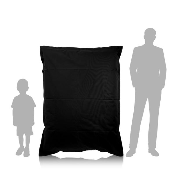 Schwarzer Sitzsack in Rechteckform mit Größenvergleich zu Kind und Erwachsenem.