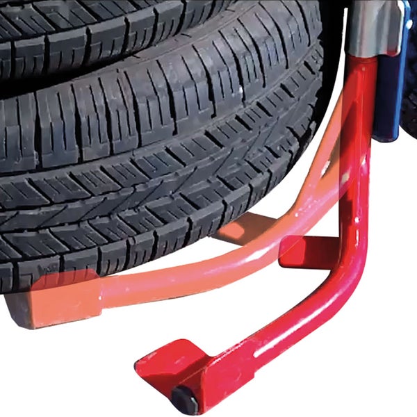 Autoreifen auf Felgenbaum zur Lagerung