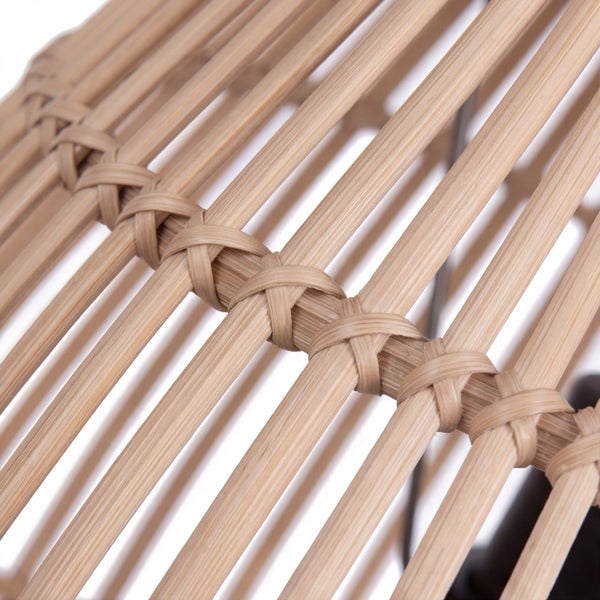 Detailansicht eines Lampenschirms aus geflochtenen Bambusstreben.